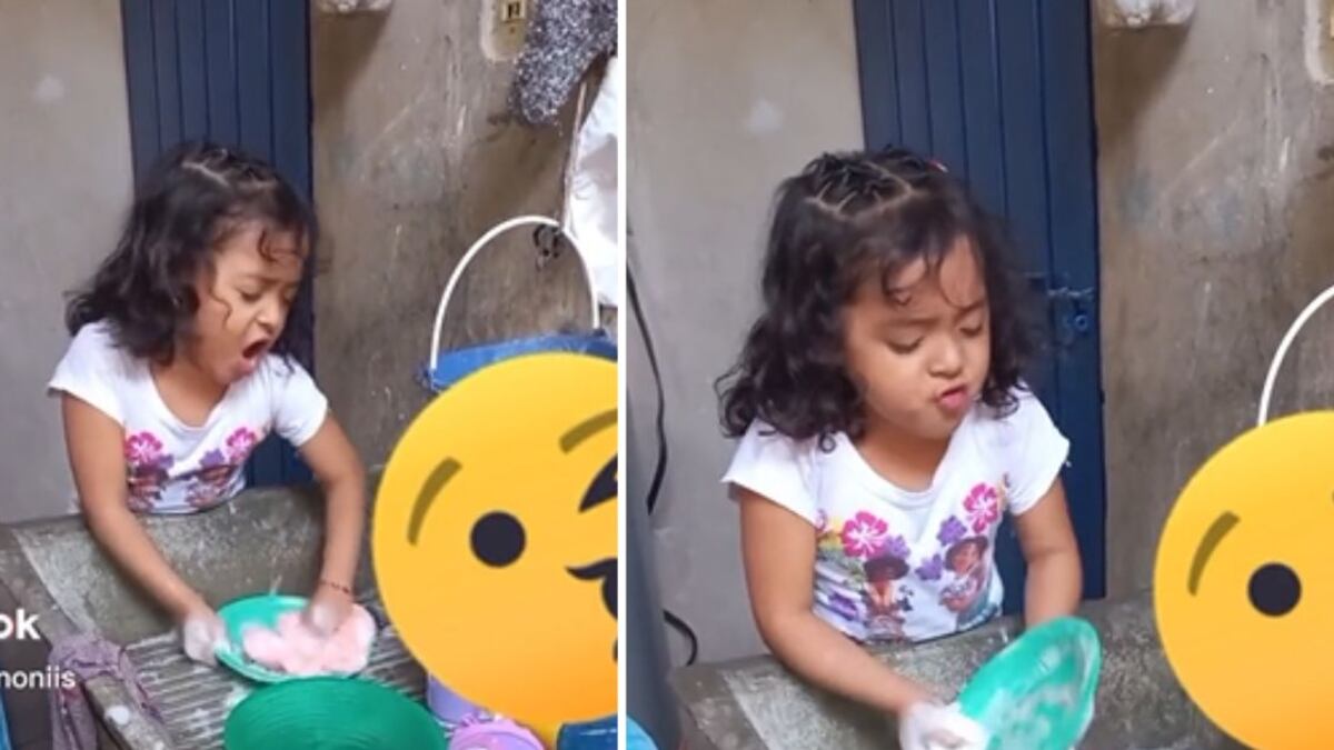 Alondra está tan metida en su interpretación que no se da cuenta de que la está grabando.