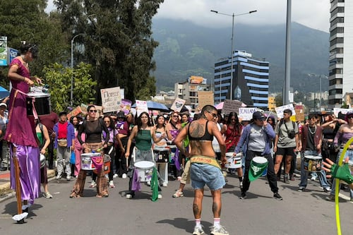 Quito marcha por el 8M: mujeres recorren la ciudad desde la Caja del Seguro hasta Santo Domingo en una jornada de memoria y derechos