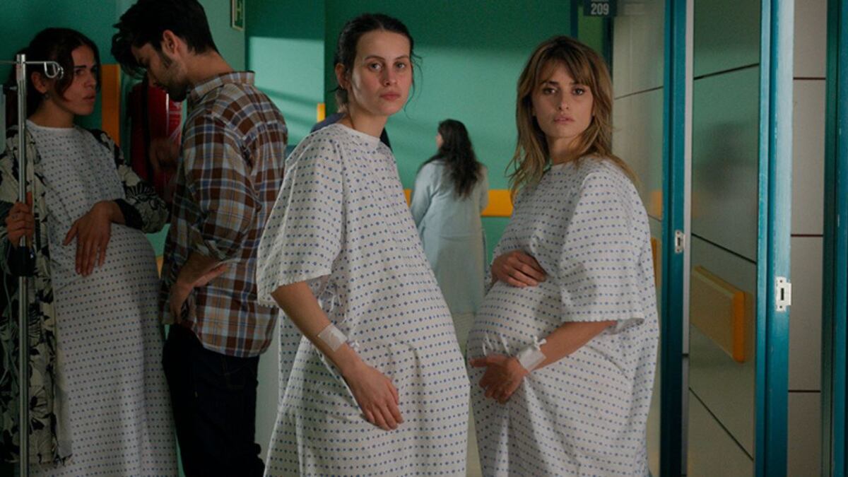 Escena de la película Madres paralelas