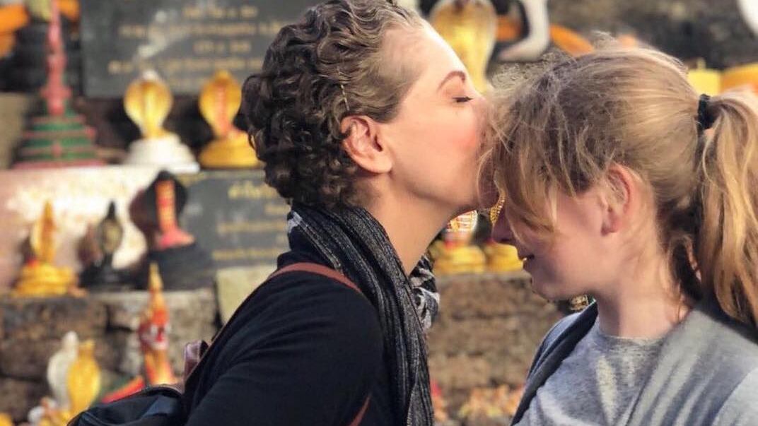 La joven de 19 años acompaña a su padre Santiago Creel.