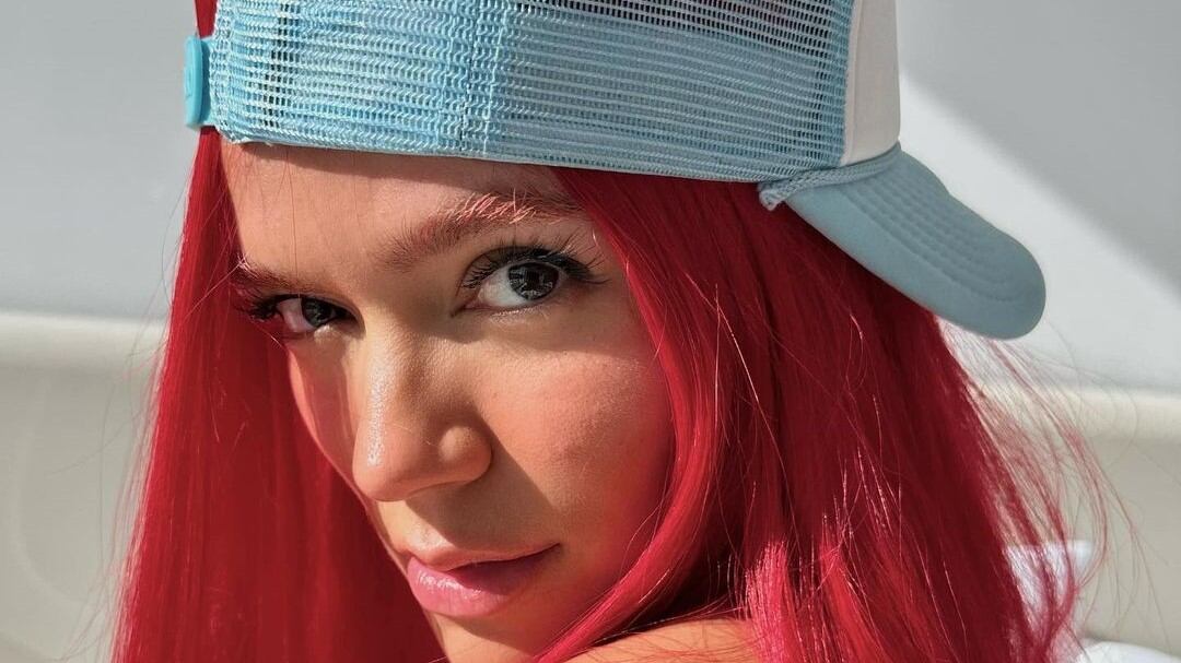 El tan anhelado disco de Karol G saldrá a la venta en unos días y la cantante ha dado a conocer al arte que tiene similitud al último de Bad Bunny.