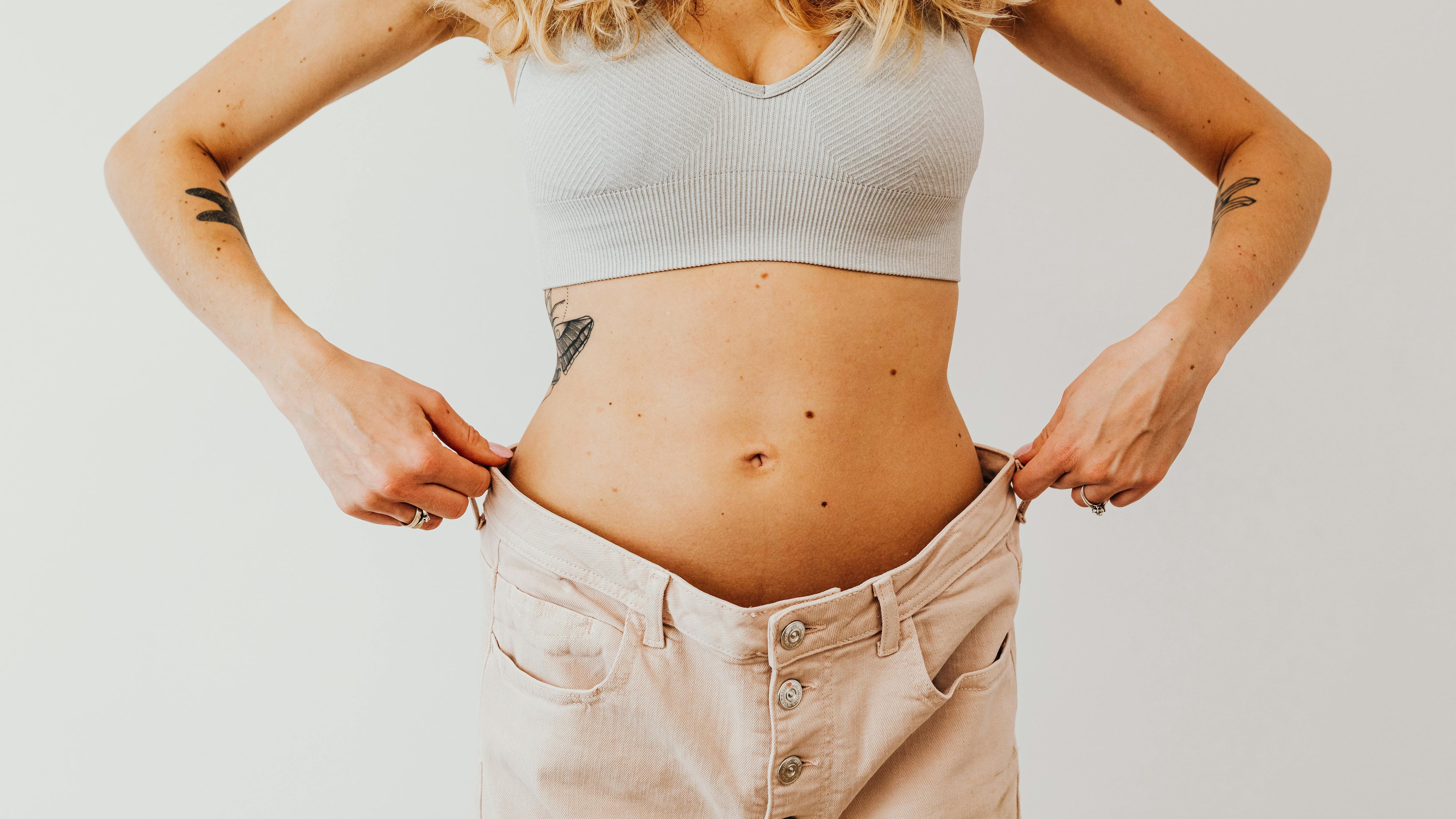 Foto de Karola G: https://www.pexels.com/es-es/foto/mujer-en-pie-de-pie-sujetando-5714349/