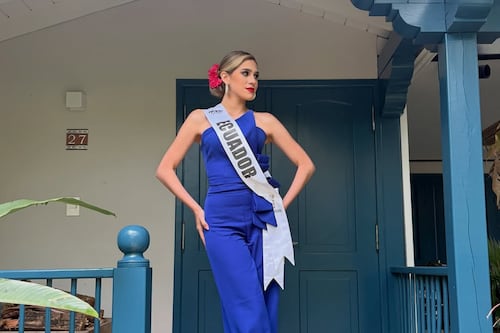 Valeria Palma brilla en Manizales: elegancia, tradición y orgullo ecuatoriano en el Reinado Internacional del Café con su traje de baño