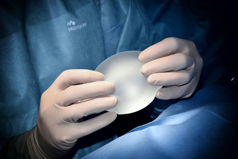 ¿Resultados naturales y recuperación rápida? La innovación en implantes que transforma la cirugía estética