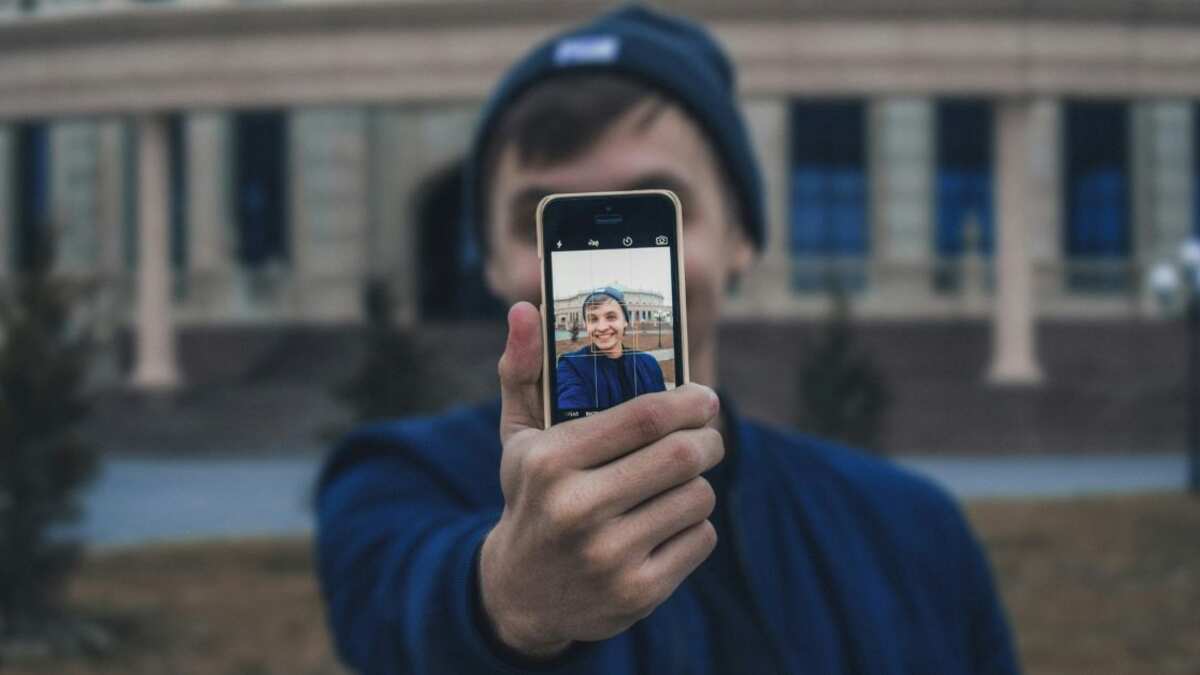 Hay muchas razones por las que un hombre manda fotos de su cara a una mujer