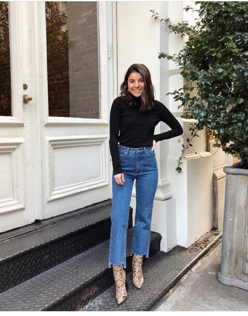 Cigarette jeans y botines de estampado de serpiente