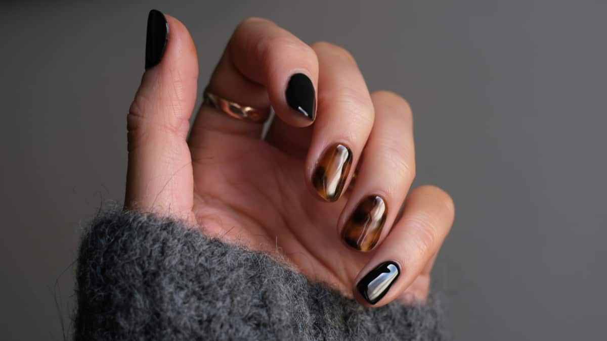 La estética ‘Mob Wife’ triunfará hasta en las uñas. Así puedes unirte a la tendencia