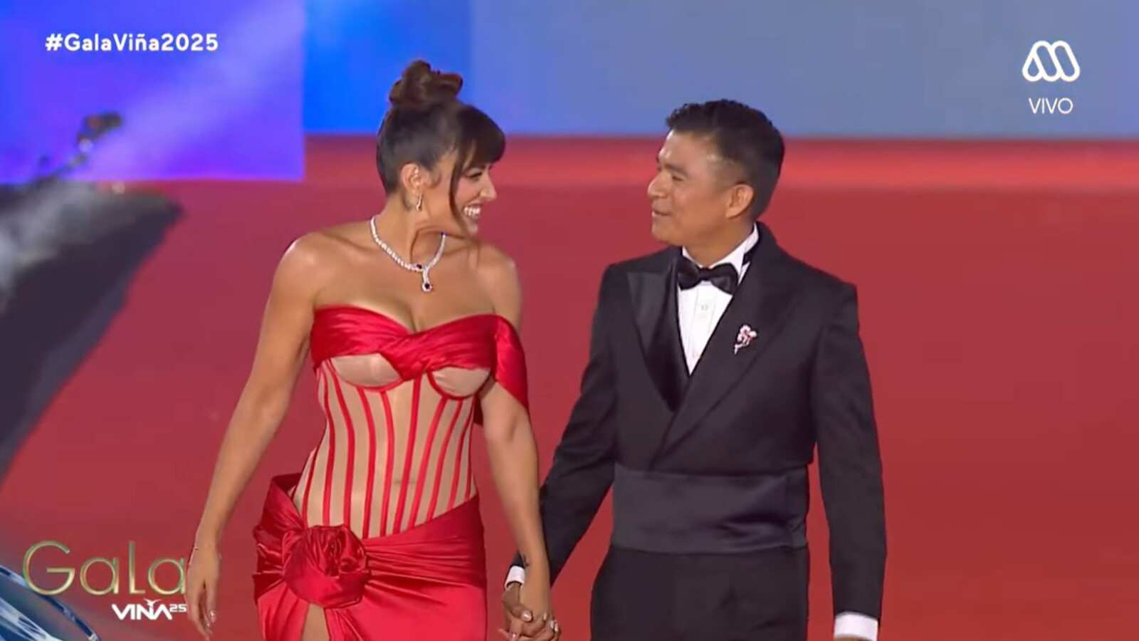 La actriz y el cantante de cumbia confirmaron su romance en la alfombra roja del Festival de Viña 2025.