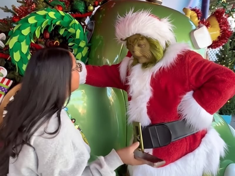 El Grinch baila cumbia y salsa choke