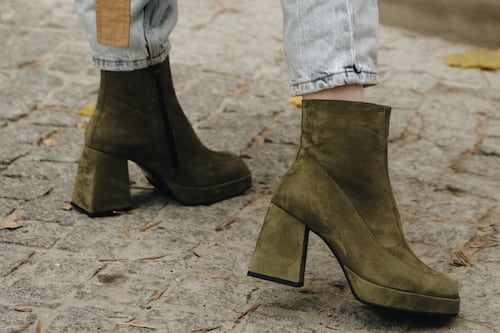 Cigarette jeans y botines: la tendencia que combina elegancia y comodidad