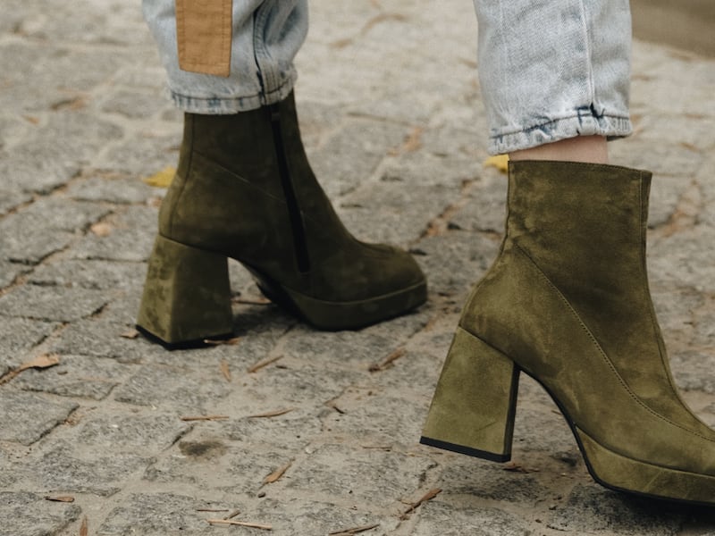 Cigarette jeans y botines: la tendencia que combina elegancia y comodidad
