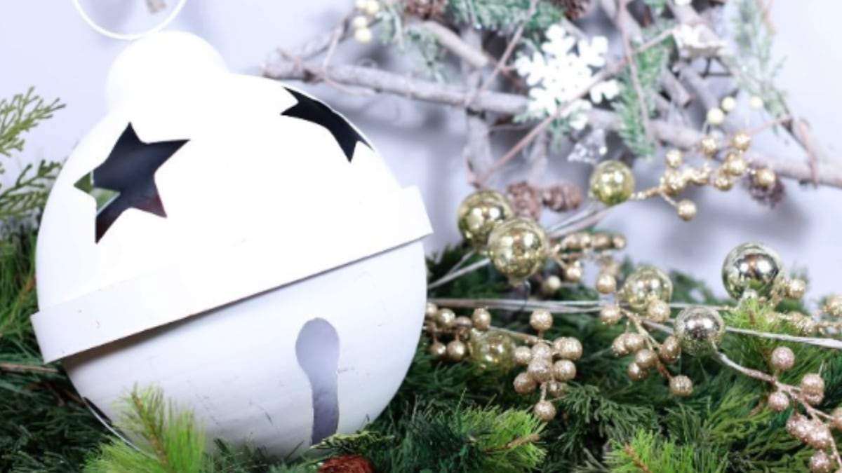 Los cascabeles pueden ser un poderoso amuleto para atraer las buenas noticias. Así los puedes usar en tu árbol de navidad.