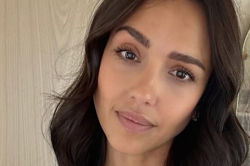 ¿'Flies’ en la alfombra roja? El polémico look de Jessica Alba que comparan con una invasión de insectos