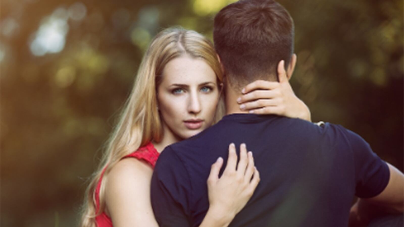 Estudio revela el por qué hay a quienes les atraen otras personas mientras tienen pareja.