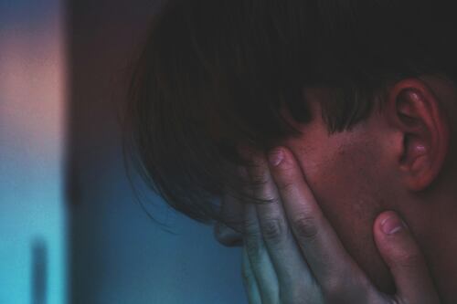 Emotivo reencuentro virtual: Padre argentino utiliza IA para comunicarse con su hijo muerto