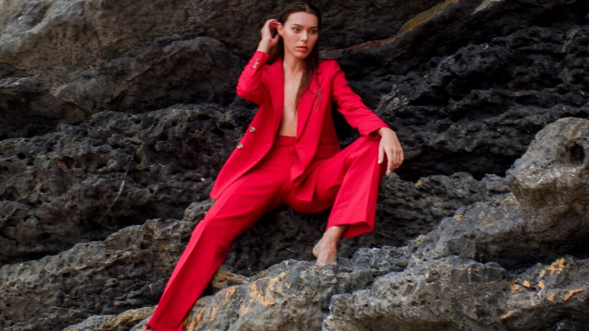 Así puedes combinar 'pantalones rojos' sin morir en el intento.