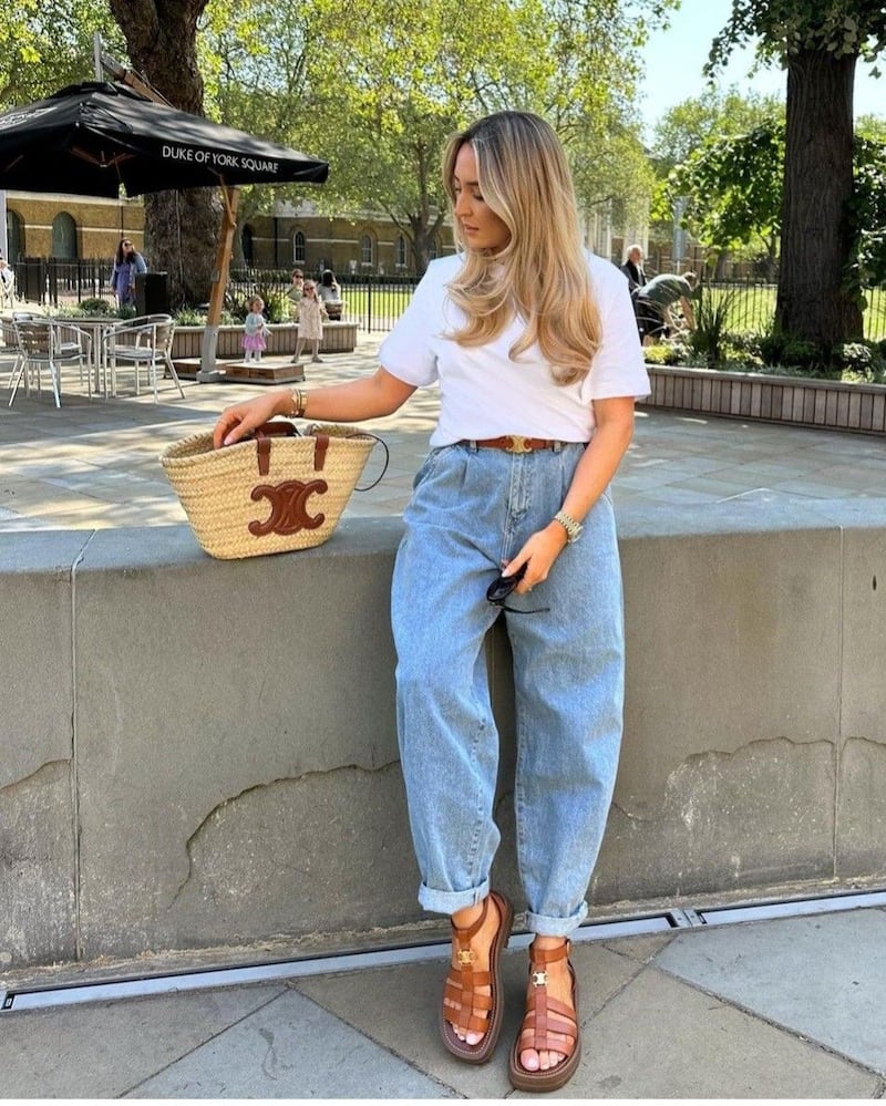 ¿Adiós tenis? Las sandalias de pescador serán las más buscadas de 2026 y así se combinan con jeans