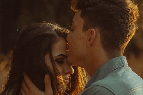 5 señales que estás con un hombre con poca energía masculina y cómo está afectando tu relación