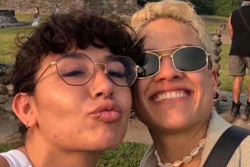 ¡Con looks combinados! Romina Marcos y Laura Salazar derrochan glamour y rebeldía en boda con estos conjuntos