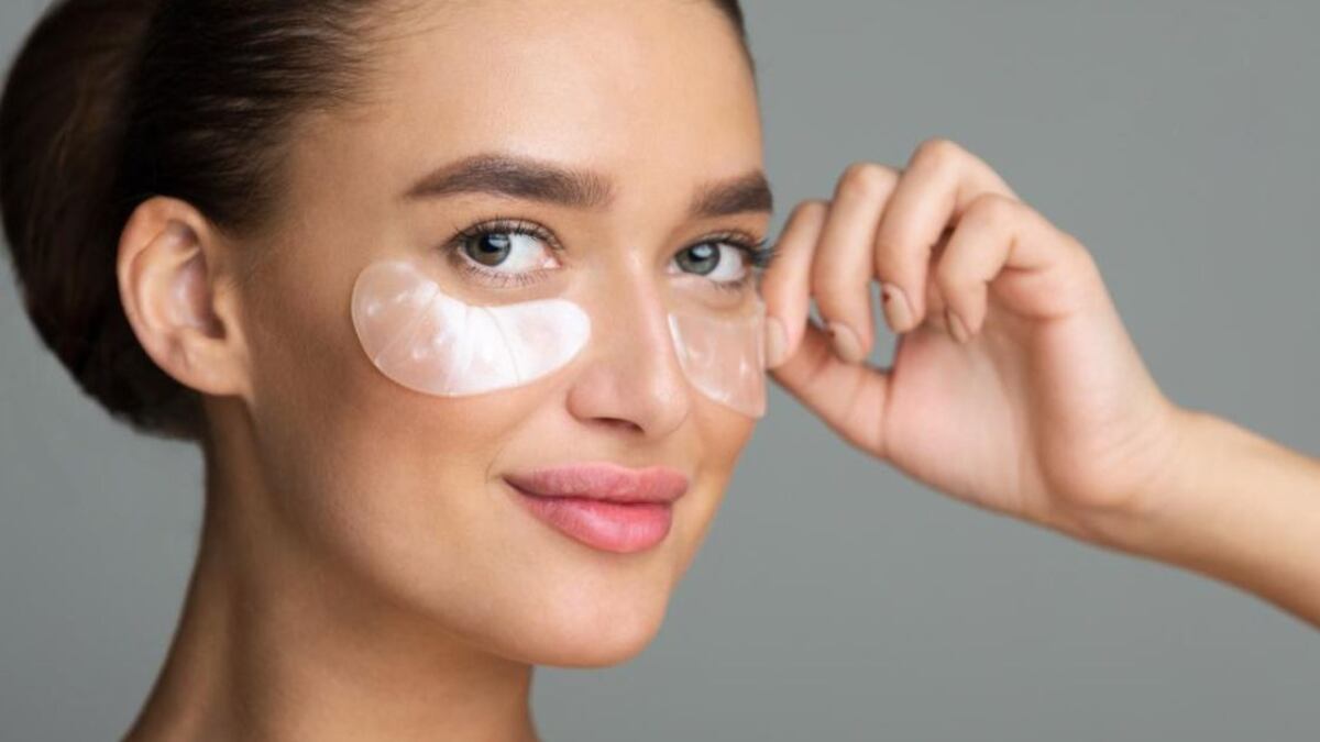 El cosmético de moda: Los parches antiojeras causan furor, pero ¿realmente funcionan?