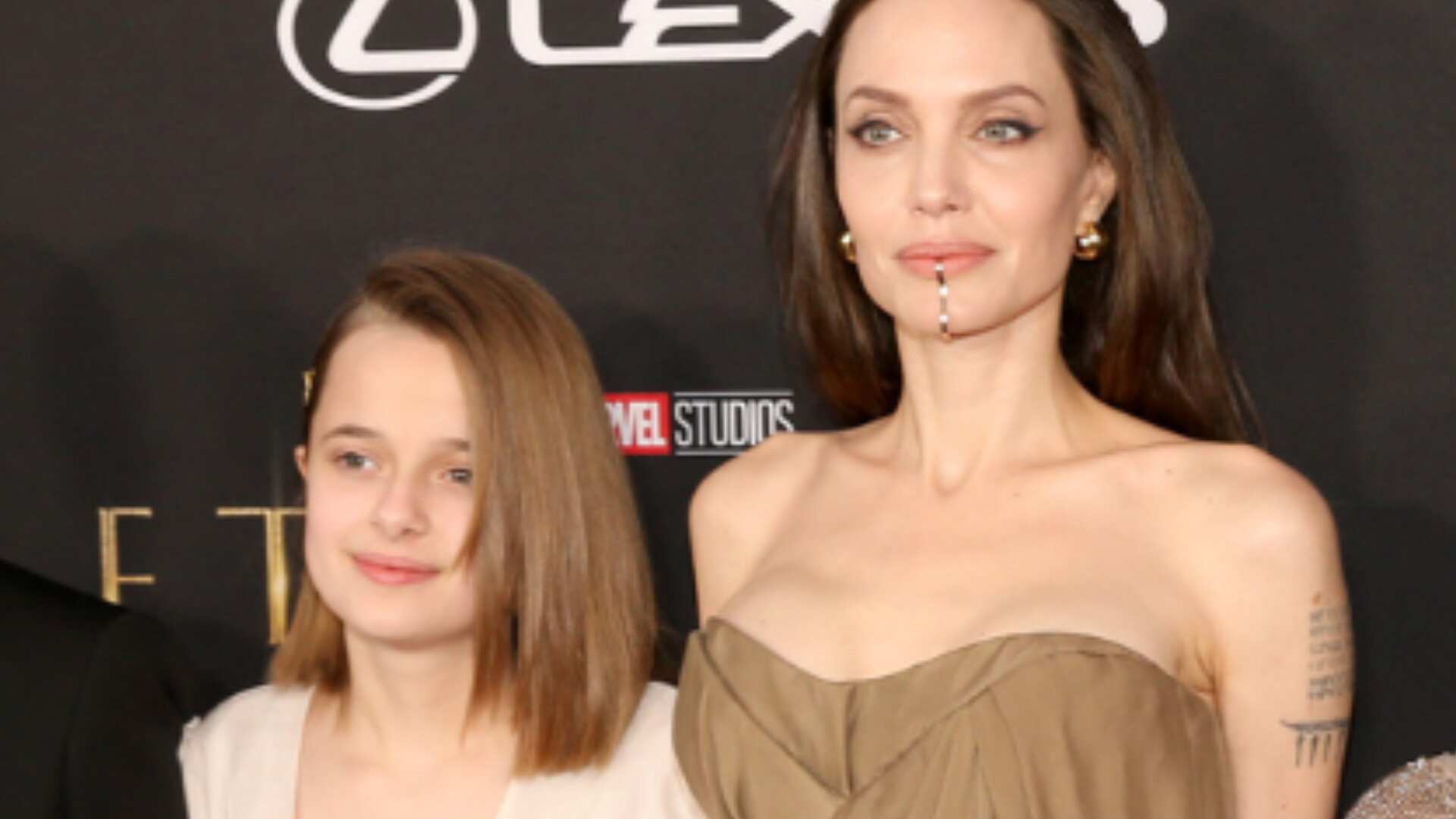 Angelina Jolie se llevó todas las críticas en la alfombra roja de los premios Tony por la apariencia varonil de Vivienne, su hija de 15 años, y la segunda en aparentemente querer cambiar de género.