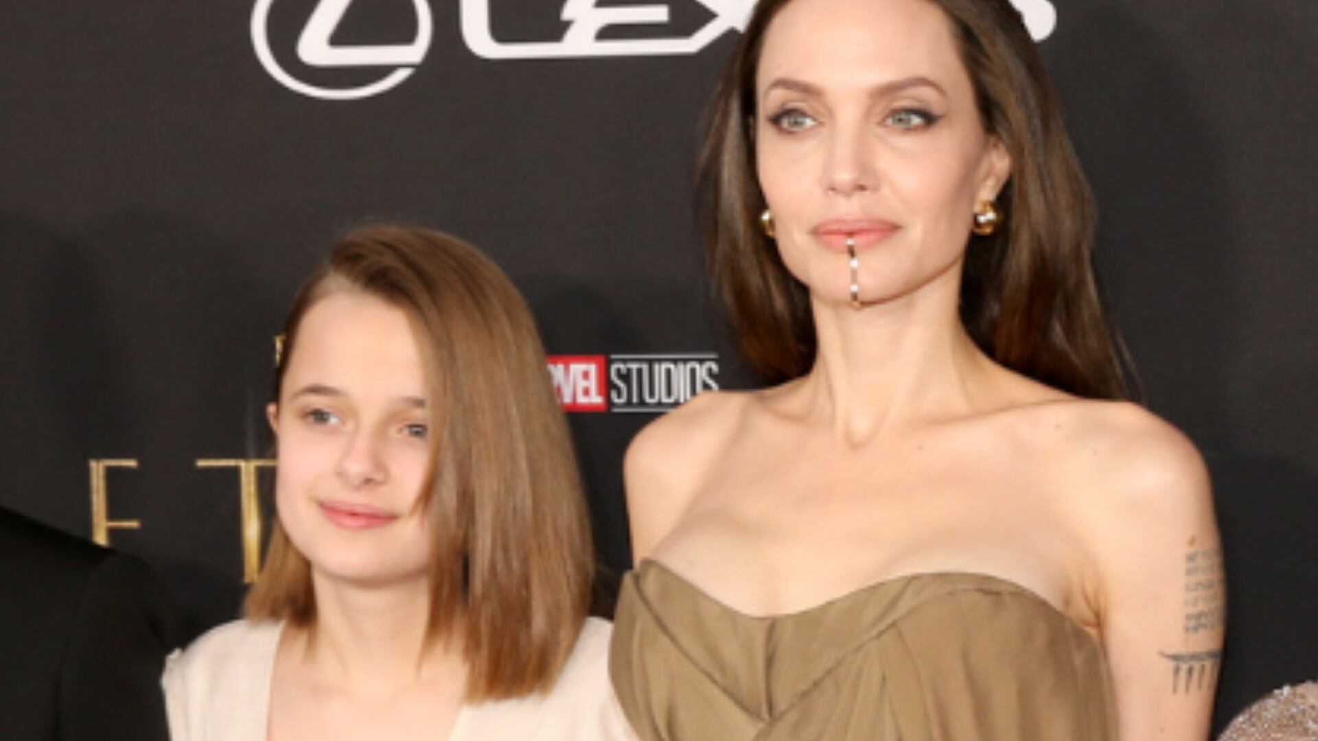 Angelina Jolie se llevó todas las críticas en la alfombra roja de los premios Tony por la apariencia varonil de Vivienne, su hija de 15 años, y la segunda en aparentemente querer cambiar de género.