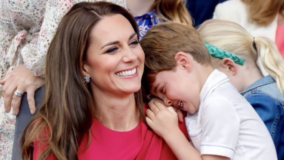A postagem já reuniu cerca de 800 comentários e mostra imagens de Kate Middleton dando mamadeira ao seu filho mais novo.