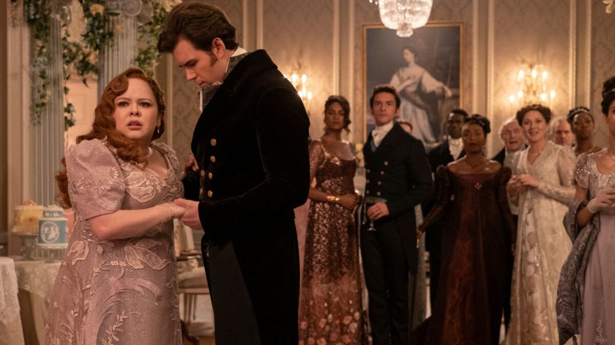 Nicola Coughlan y Luke Newton son los protagonistas de la tercera temporada de 'Bridgerton'