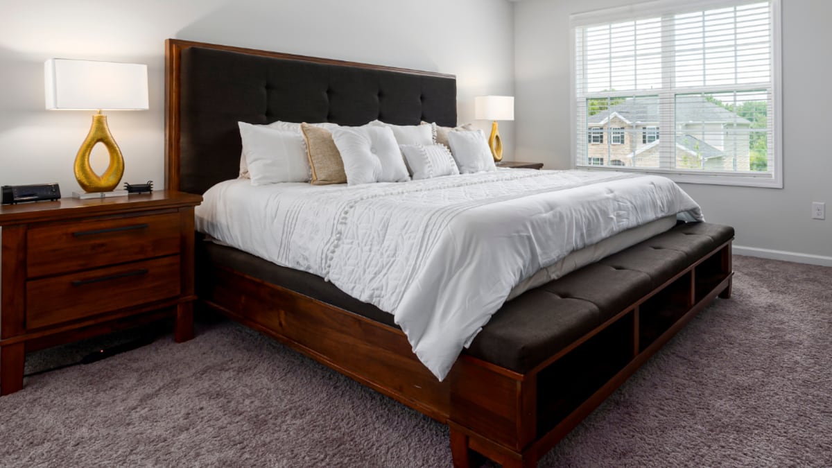 ¡Adiós al edredón! La nueva tendencia para “vestir” la cama que están amando los expertos en decoración