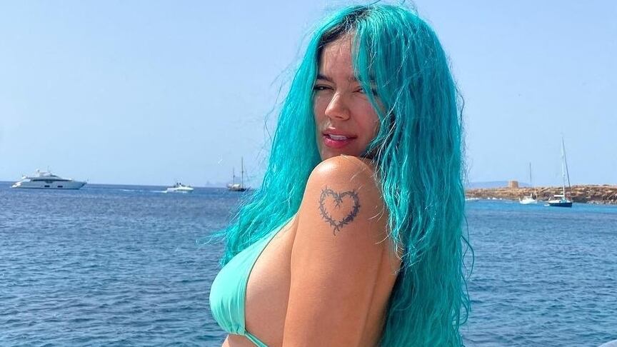 Karol G se muestra espectacular desde un yate en medio del mar combinando su traje de baño con el color de su cabello.