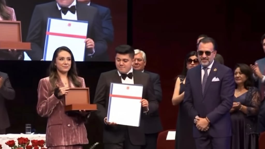 Otorgan el Gran Collar Rumiñahui a Paulina Tamayo.