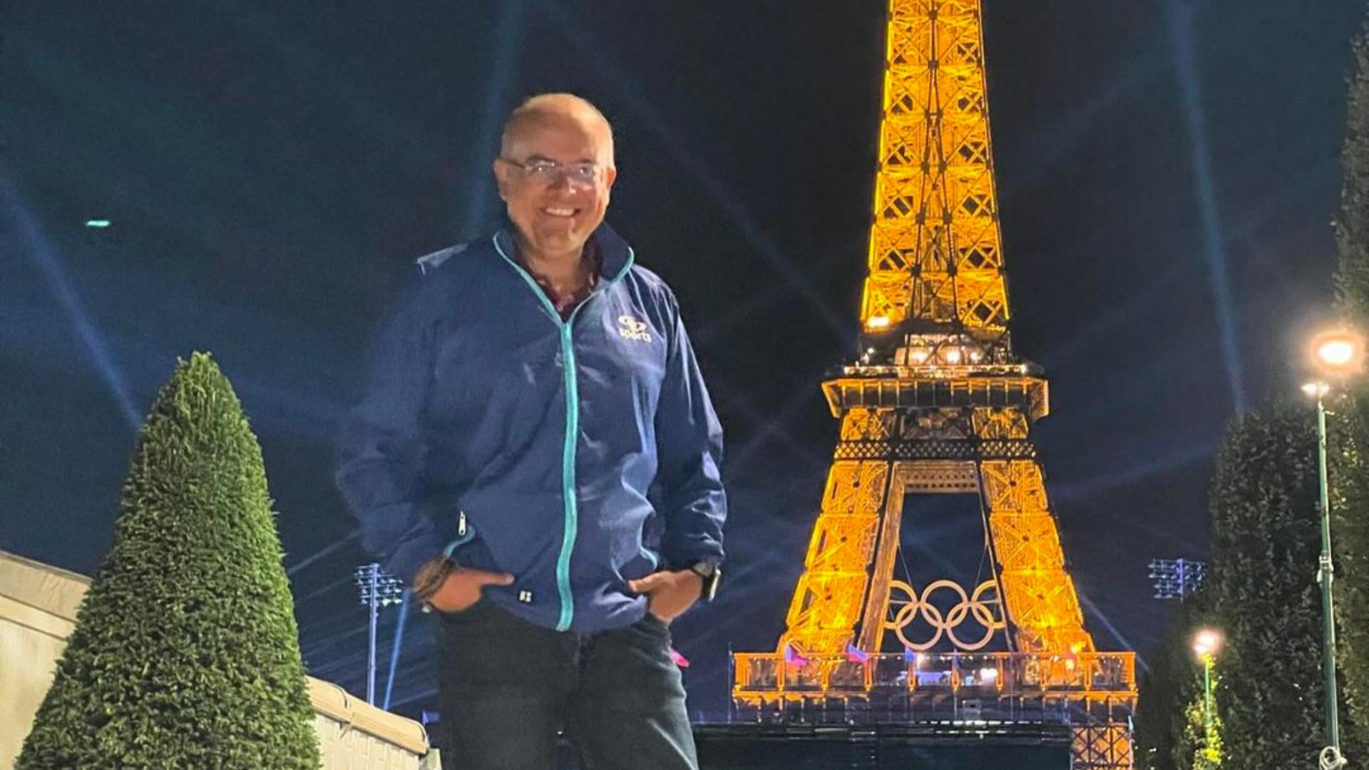 Ricardo Orrego casi no logra abrir el tremendo carro que llegó a recogerlo en París