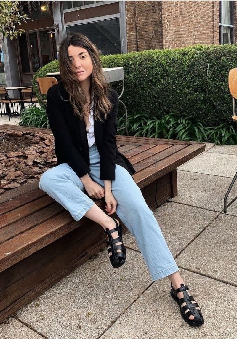 ¿Adiós tenis? Las sandalias de pescador serán las más buscadas de 2026 y así se combinan con jeans