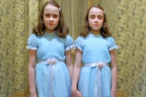 ¿Recuerdas a las siniestras gemelas de ‘El Resplandor’? Así lucen a 42 años de la película