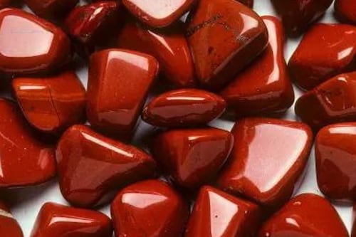 Propiedades espirituales del Jaspe Rojo: la piedra que atrae las energías positivas