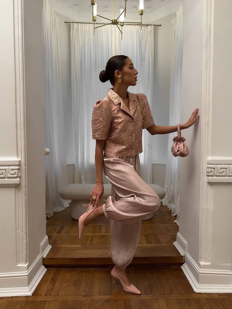 ¡Adiós mezclilla! Los pantalones de ‘satín’ prometen comodidad y elegancia en tu look