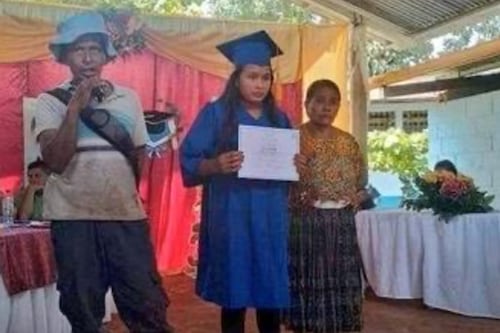 Sin importar su atuendo, agricultor conmovió las redes sociales en la ceremonia de graduación de su hija