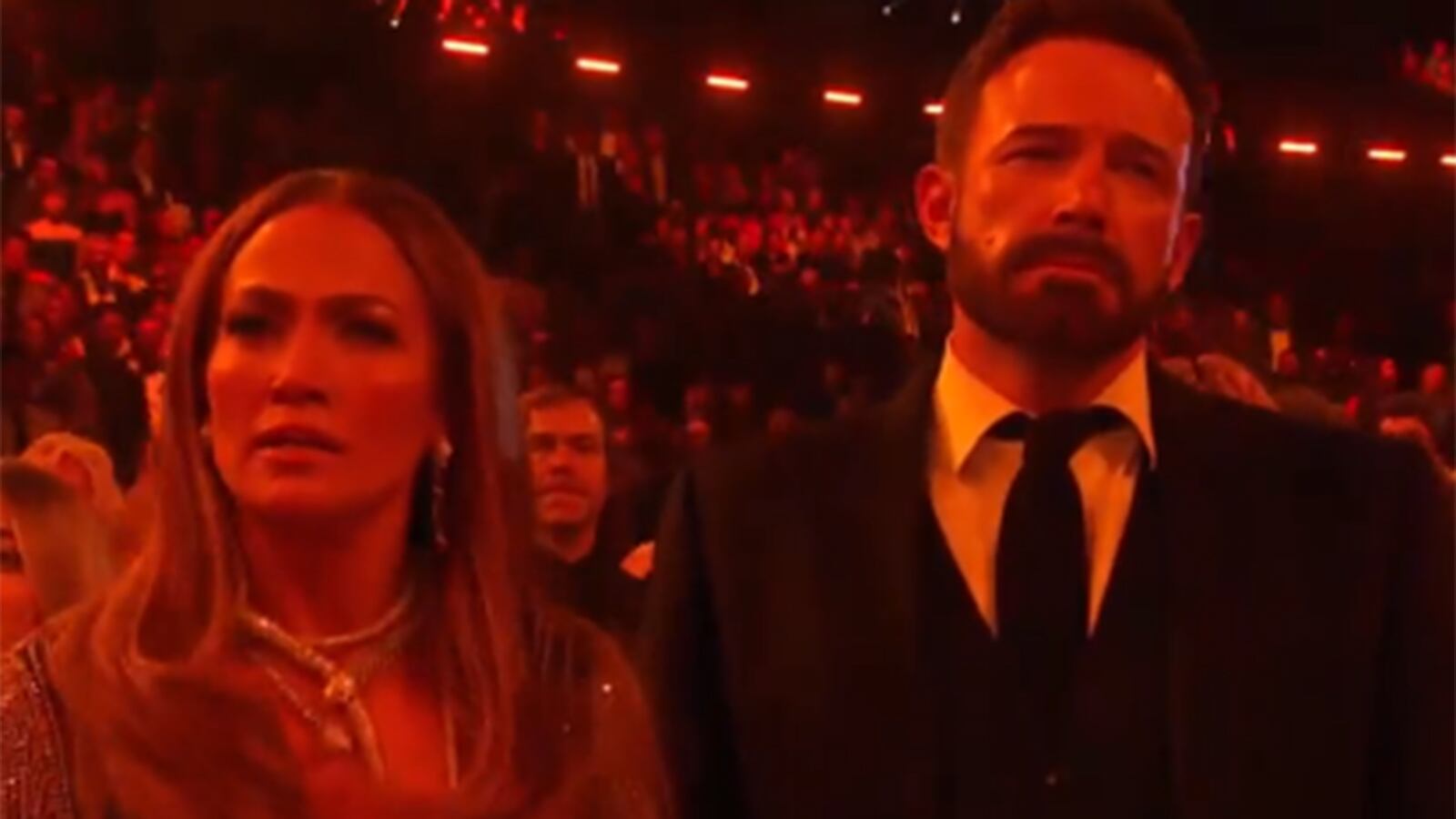 Ben Affleck y sus caras de aburrimiento durante los Grammys 2023.
