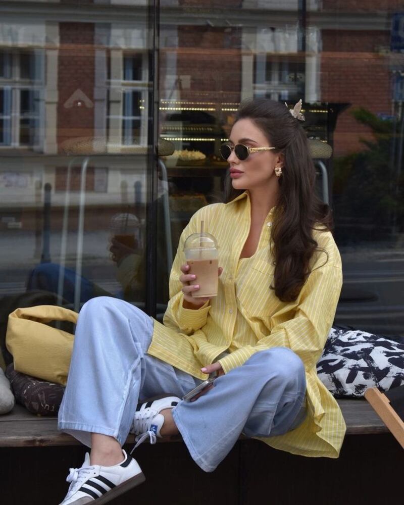 Blusas amarillo mantequilla en tendencia este 2025.