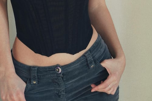 Blusas ‘Bridgerton’ y jeans: la combinación chic y moderna ideal para cualquier momento del año