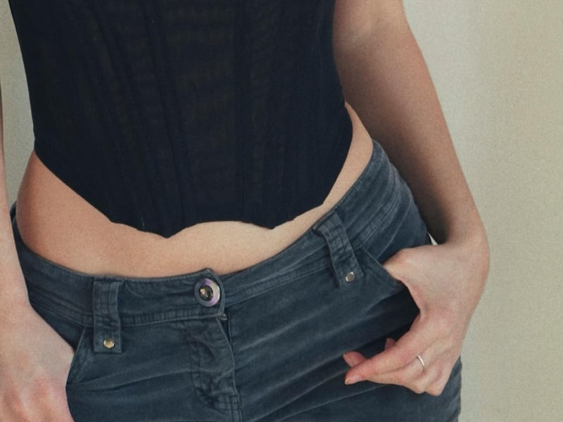 Blusas ‘Bridgerton’ y jeans: la combinación chic y moderna ideal para cualquier momento del año