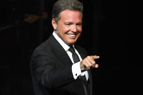 Luis Miguel reaparece en redes con un look renovado