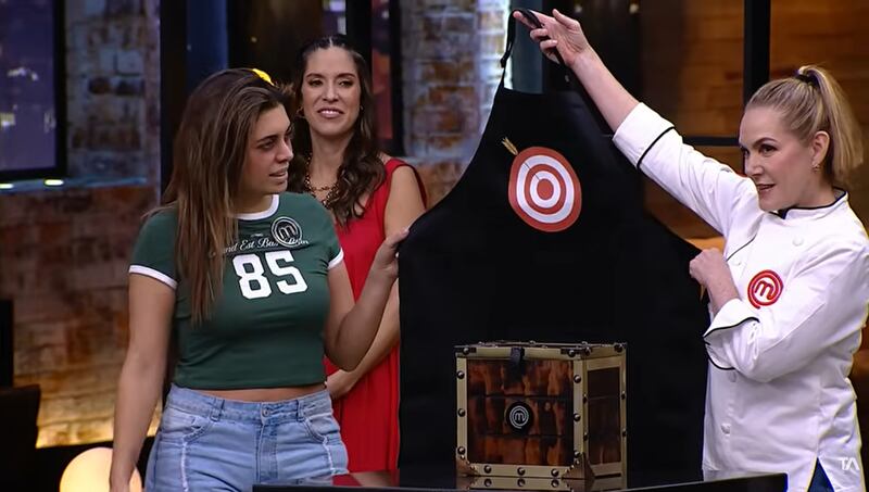 Josh Paredes otorga un delantal negro.