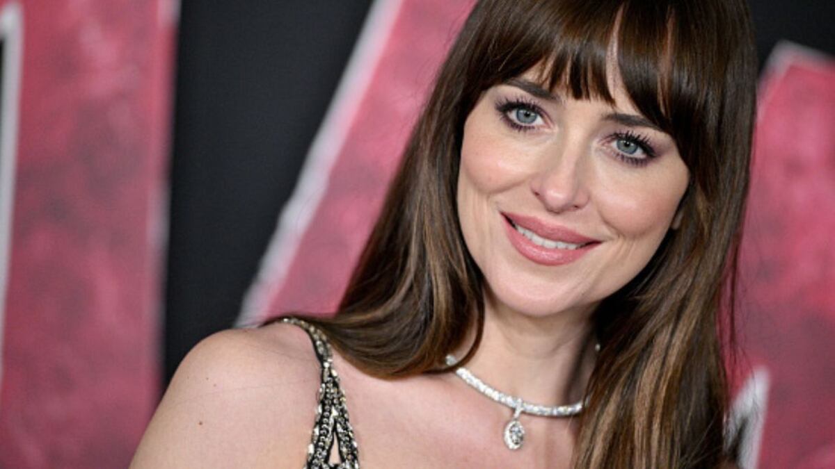 El truco de Dakota Johnson para que las transparencias sí resulten elegantes en un look de invitada