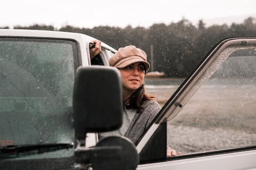 Llantas que salvan vidas: el consejo mecánico clave para mujeres que conducen bajo la lluvia