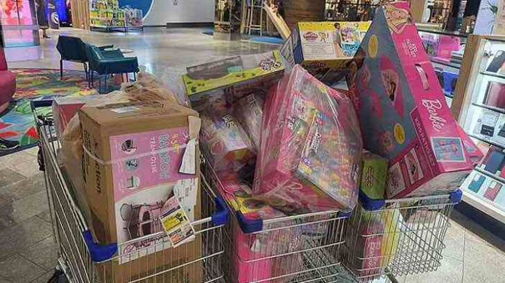 La mujer compró múltiples regalos de Navidad para su hija