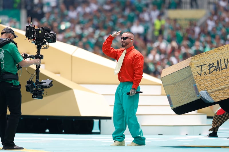 AME725. CIUDAD DE MÉXICO (MÉXICO), 11/06/2026.- El cantante colombiano J Balvin se presenta este jueves, en la inauguración del Mundial de la FIFA 2026 en el estadio Ciudad de México (México). EFE/ Sashenka Gutierrez