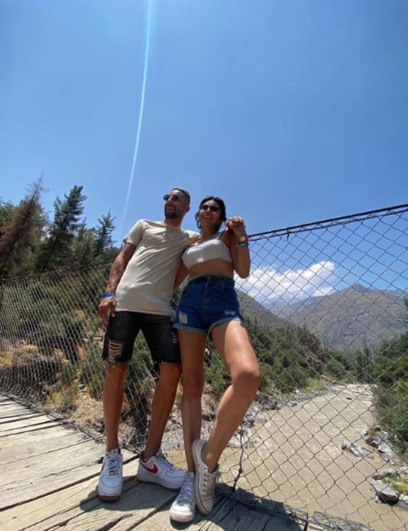 Mauricio Isla junto a Thati Lira