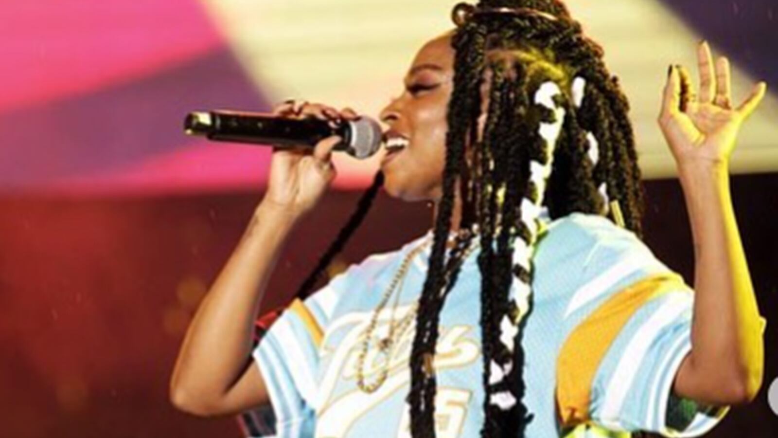 Goyo recibe comentarios racistas tras dar su opinión.