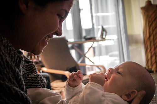 En promedio, las ecuatorianas son madres primerizas a los 21 años